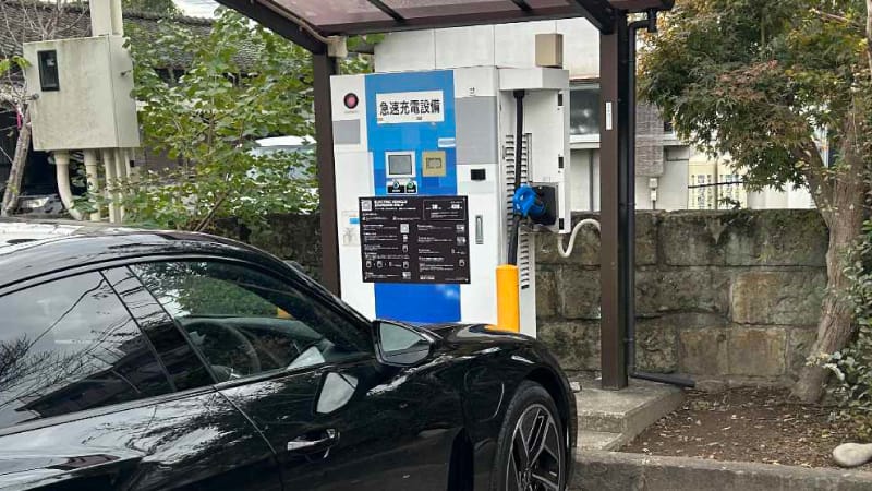 人吉の温泉で充電しているEV