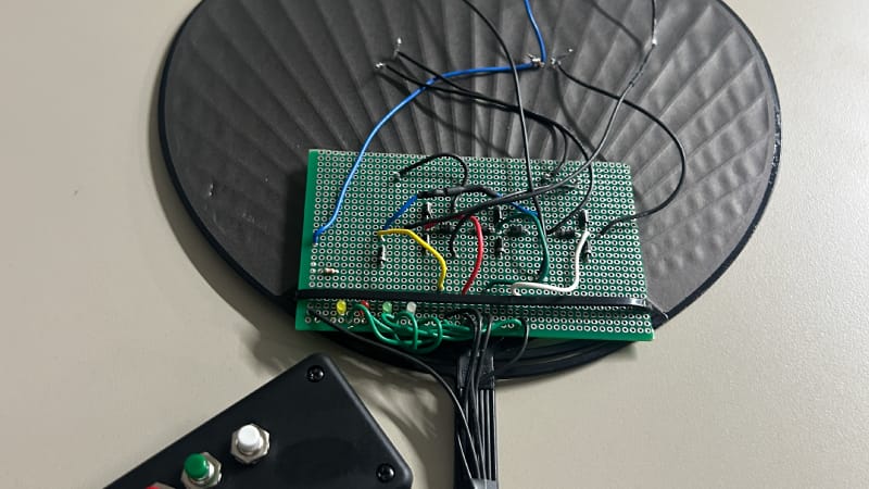 うちわ型LED表示器の裏側。テープLEDと配線、押しボタンで番号を切り替える構造