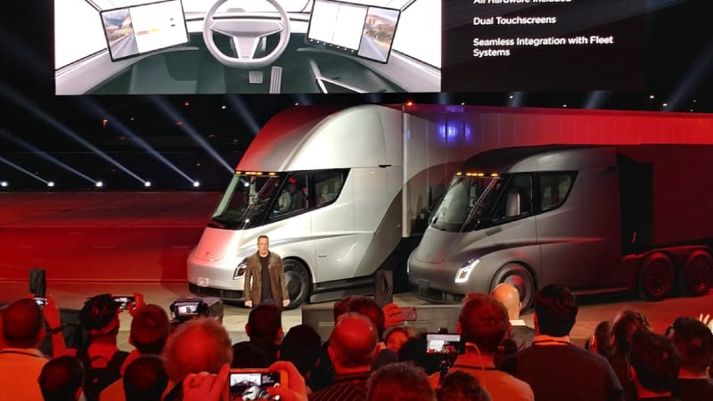 イーロン・マスクの登壇シーン(TESLA SEMIイベント)
